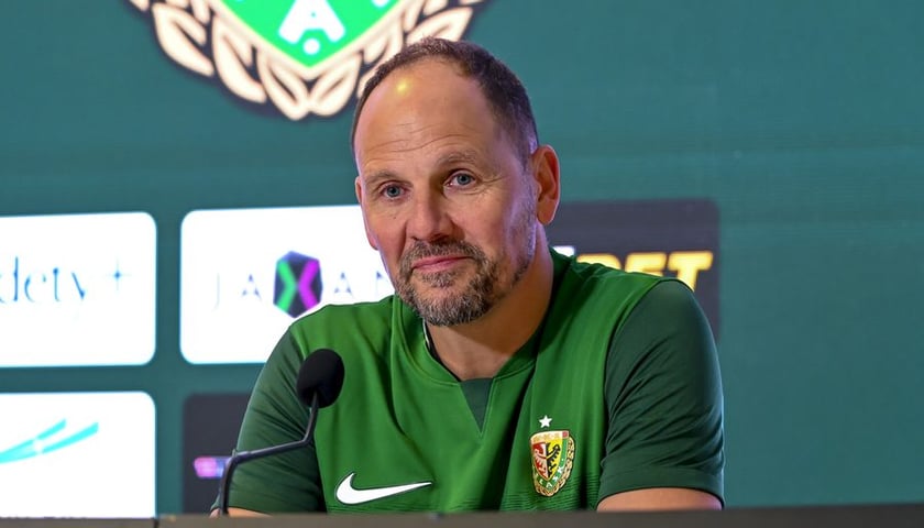 Trener Ante Simundza, w klubowej koszulce, przed mikrofonem na konferencji prasowej (13 stycznia 2025)