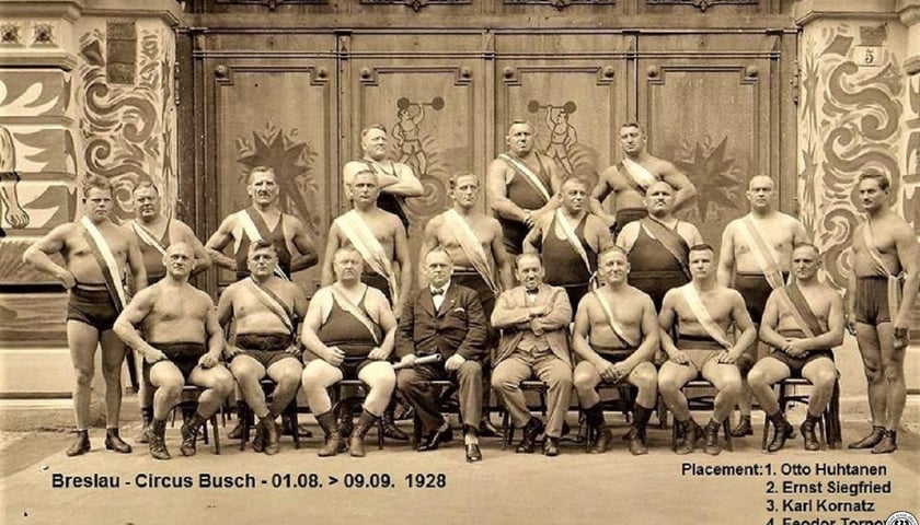 Wejście główne do budynku cyrku Renza. Na fotografii uczestnicy zawodów o Złoty Pas Wrocławia w zapasach. Rok 1928. Zdjęcie archiwalne