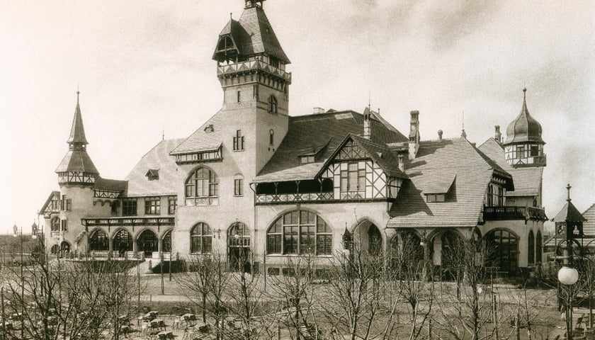 Budynek Restauracji. Na wieży widniał napis „Anno 1898” będący datą budowy budynku. Lata 1898–1910. Zdjęcie archiwalne