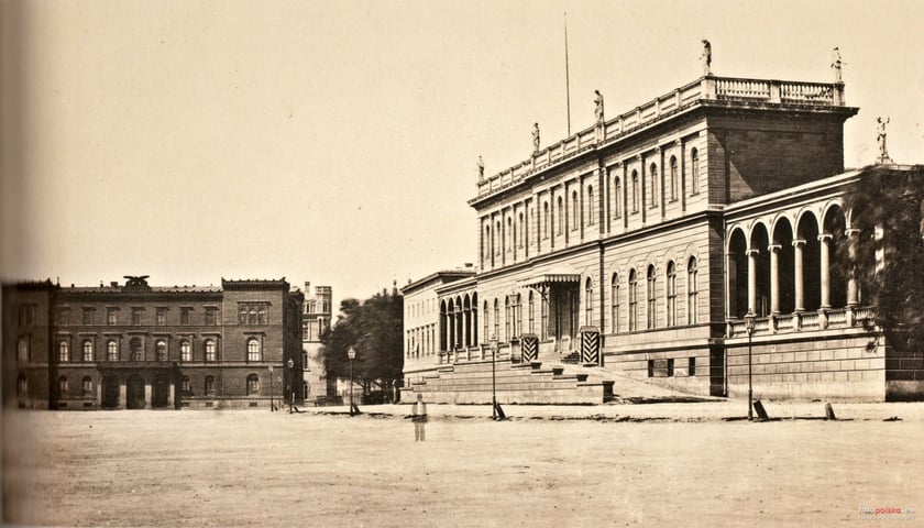 Zamek Królów Pruskich i Śląskie Muzeum Rzemiosła Artystycznego i Starożytności, za nim widoczny fragment budynku Nowej Giełdy. Lata 1870–1880.  Zdjęcie archiwalne