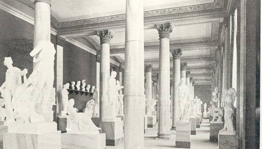 Główna galeria rzeźby w Muzeum Sztuk Pięknych. Rok 1880. Zdjęcie archiwalne