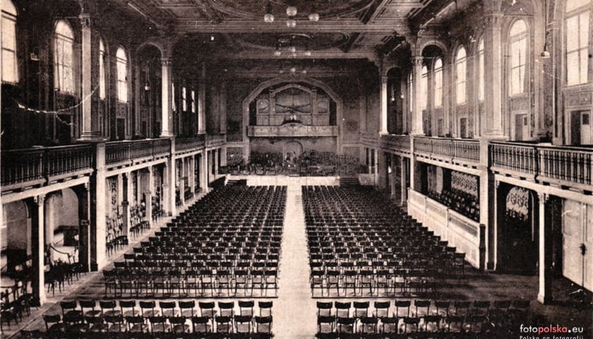 Wnętrze Wrocławskiego Domu Koncertowego przed przebudową. Lata 1910–1919. Zdjęcie archiwalne