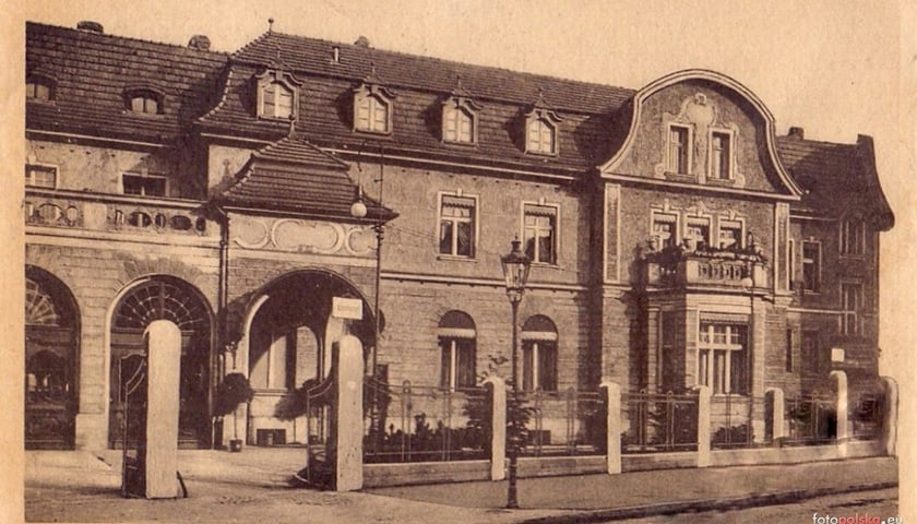 Wrocławski Dom Koncertowy na zdjęciu wykonanym z ulicy Bogusławskiego. Lata 1915–1917. Zdjęcie archiwalne