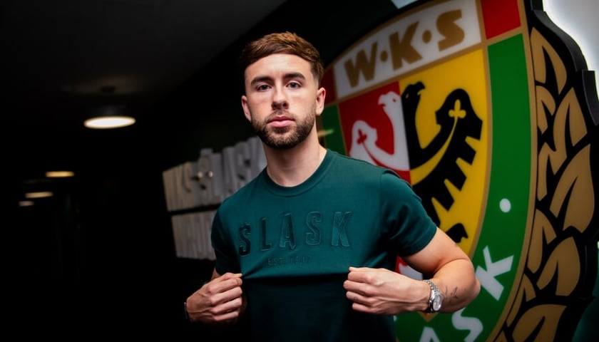 Marc Linares w czarnej koszulce z napisem Śląsk na tle herbu klubu
