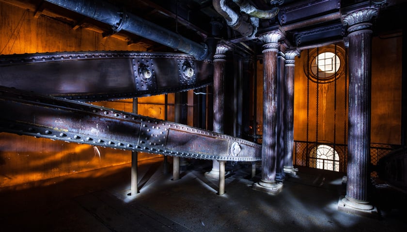 <p>Wnętrza wieży ciśnień kryją prawdziwe skarby technologiczne. Wszystkie one zaś skąpane są w kunsztownej, industrialnej architekturze.</p>