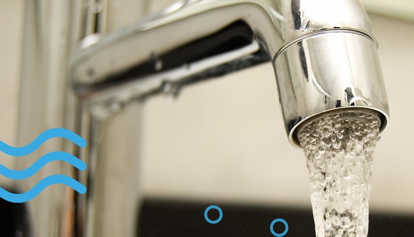 Na zdjęciu woda płynąca z kranu