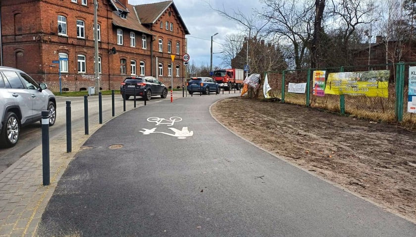 Nowa droga dla pieszych i rowerzystów na al. Poprzecznej na Osobowicach
