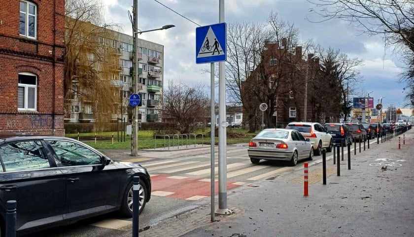 Nowa droga dla pieszych i rowerzystów na al. Poprzecznej na Osobowicach