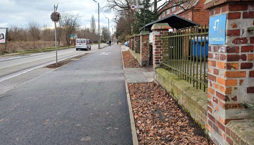 Nowa droga dla pieszych i rowerzystów na al. Poprzecznej na Osobowicach