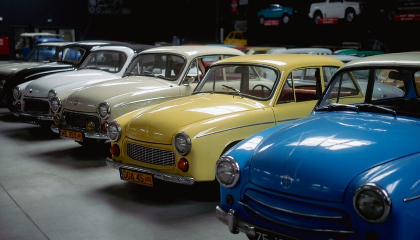 Muzeum Motoryzacji WENA w Oławie, na pierwszym planie samochody marki syrena, produkowane w Polsce w czasach PRL