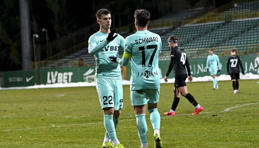Trening piłkarzy Śląska Wrocław - dwóch zawodników na murawie