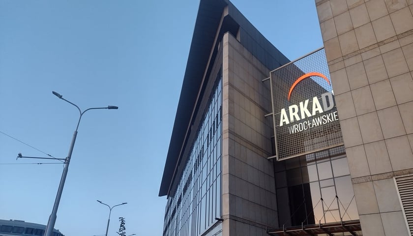 Szyld centrum handlowego Arkady Wrocławskie