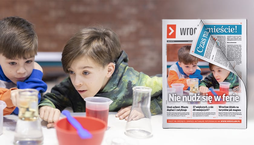 Dwóch chłopców przyglądających się doświadczeniu wykonywanemu w Hydropolis