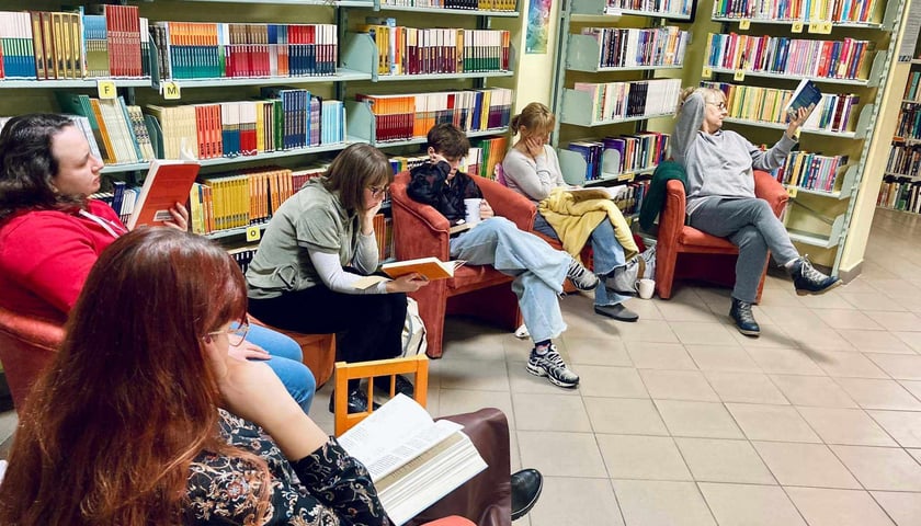 Zdjęcie ilustracyjne: Maraton Czytelniczy, który odbył się w bibliotece przy ul. Lwowskiej w grudniu