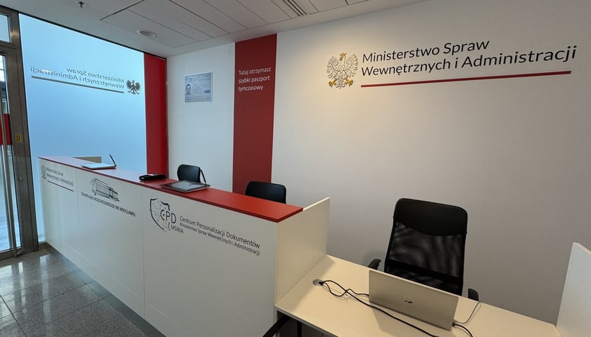 Punkt paszportowy na wrocławskim lotnisku
