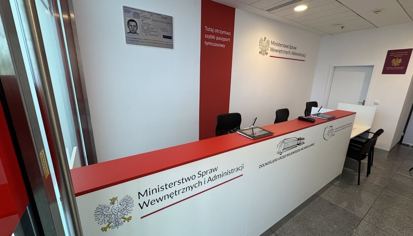 Punkt paszportowy na wrocławskim lotnisku