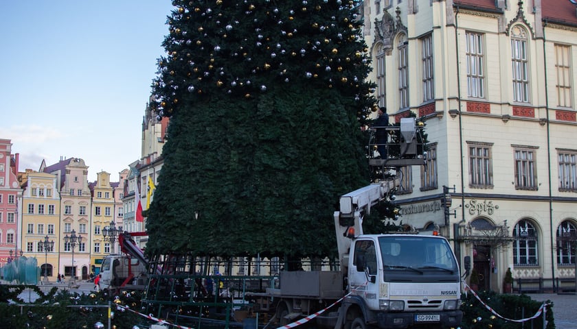 Rozbieranie i demontaż choinki na wrocławskim Rynku.