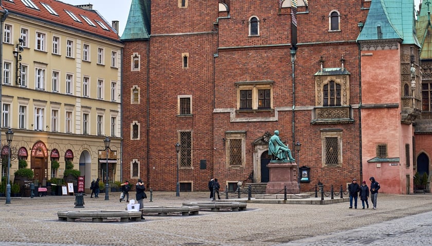 Widok na Stary Ratusz i pomnik Fredry