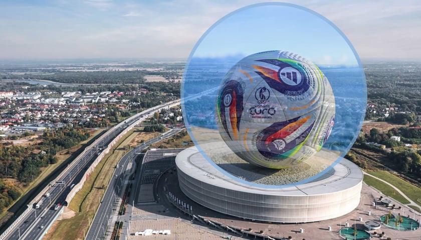 Widok z góry na stadion miejski we Wrocławiu i okolicę, w kółku piłka na mistrzostwa Europy