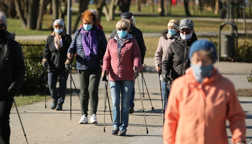 Wrocławscy seniorzy uprawiający nordic walking, zdjęcie ilustracyjne.