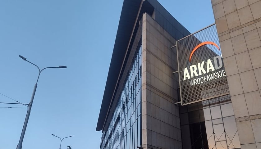 Вроцлавські Аркади  ззовні, з вулиці Powstańców Śląskich, весна 2024 року