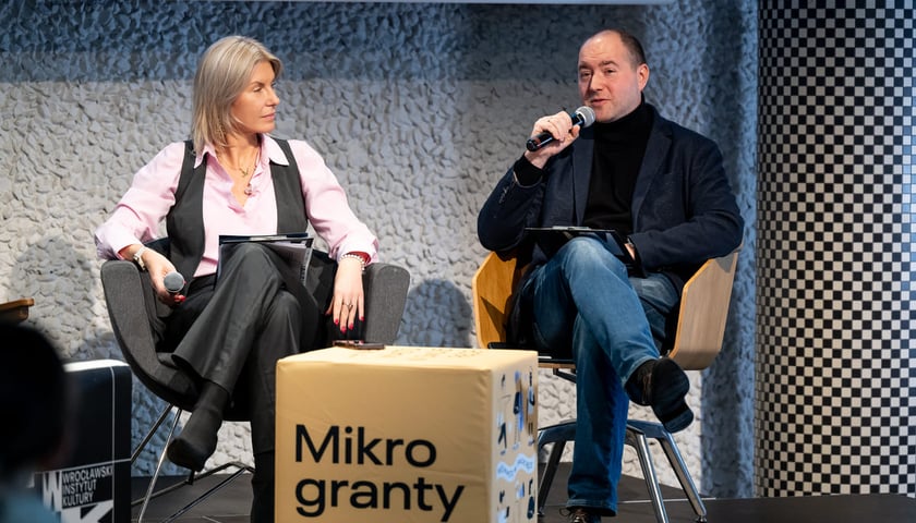 Wiceprezydent Wrocławia Renata Granowska i Kazimierz Szepiela z Fundacji Umbrella podczas konferencji prasowej z okazji 10-lecia Mikrograntów