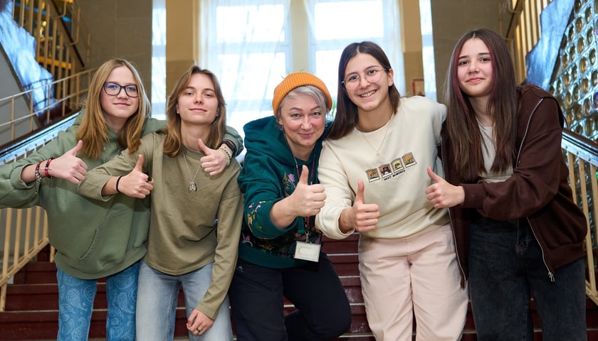 Wolontariuszki, które wraz z dwiema innymi osobami polecą do Gambii  oraz Edyta Morska, nauczycielka języka polskiego w XII LO i koordynatorka projektu
