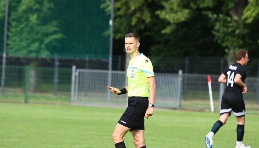 Damian Sylwestrzak sędziuje mecz piłkarski
