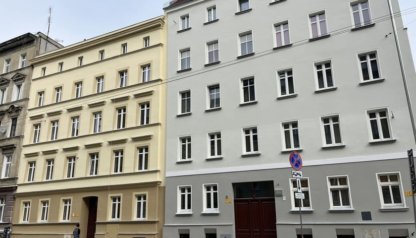 Dwie kamienice po remoncie, po lewej w odcieniach żółtego, po prawej w odcieniach szarości