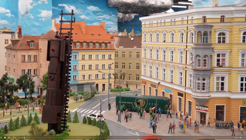 Makieta Kolejkowa - widać na niej miniaturowe kamienice, autobus Śląska Wrocław i instalację z placu Strzegomskiego - Pociąg do nieba