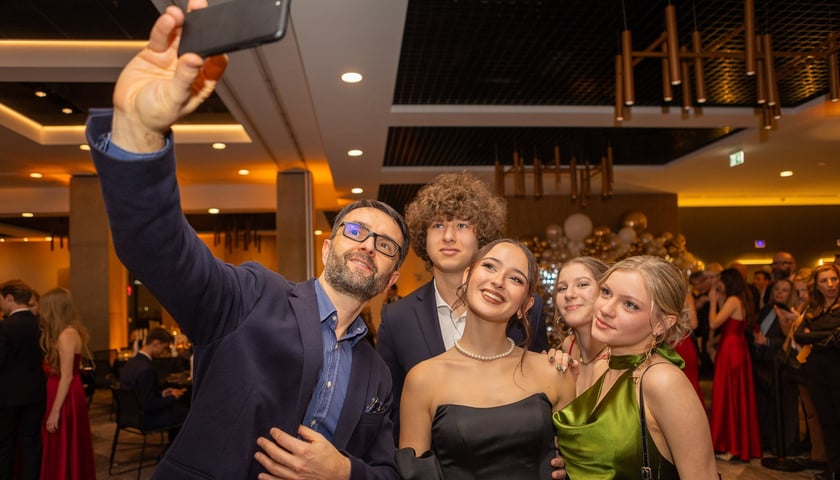 Studniówka LO nr XIV w Q Hotel Plus Wrocław Bielany - 18 stycznia 2025 r. Uczestnicy studniówki pozują do zdjęcia