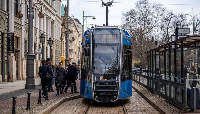 Niebieski tramwaj marki Pesa146N