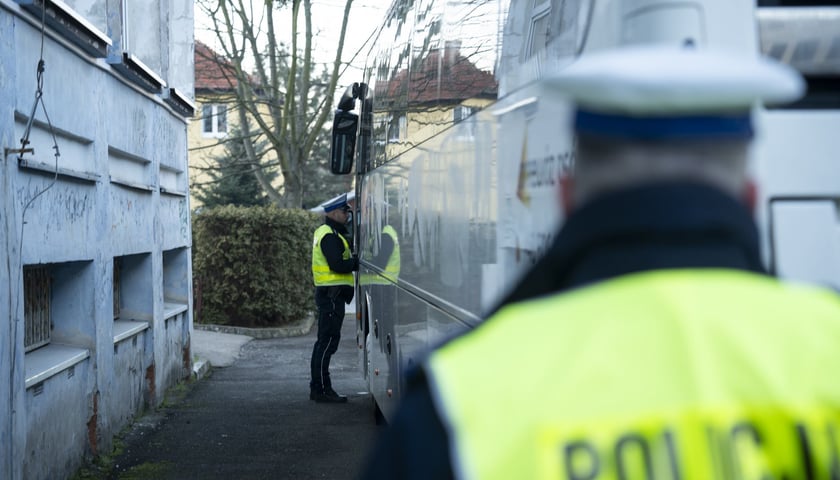Policjant kontrolujący autokar