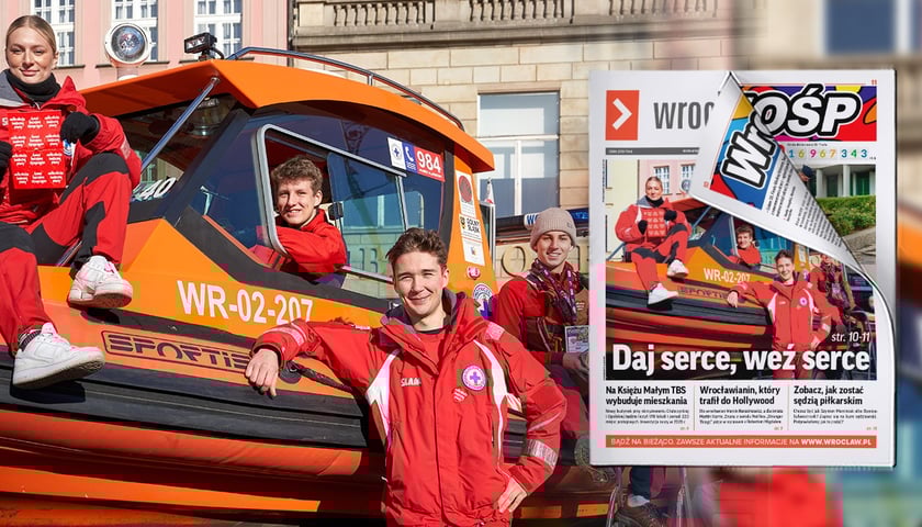 Na zdjęciu pomarańczowa łódź i ratownicy WOPR w czerwonych strojach