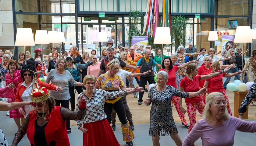 Dzień Babci i Dziadka w rytmie disco - tańczący seniorzy w przebraniach na zadaszonym podwórku Teatru Muzycznego Capitol we Wrocławiu
