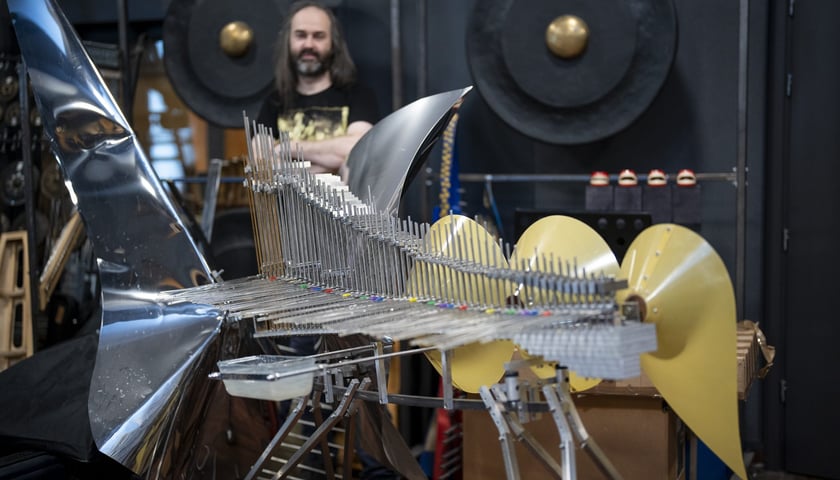 <p>Paweł Romańczuk i zbudowany przez niego instrument przypomnający eufon</p>