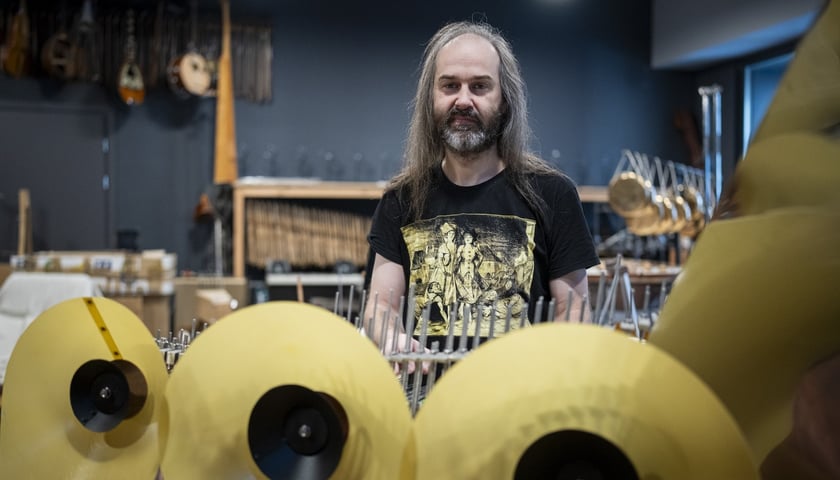 Paweł Romańczuk i zbudowany przez niego instrument przypominający eufon