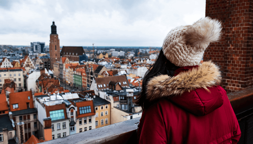 Kobieta obserwująca Wrocław z góry, zdjęcie ilustracyjne 