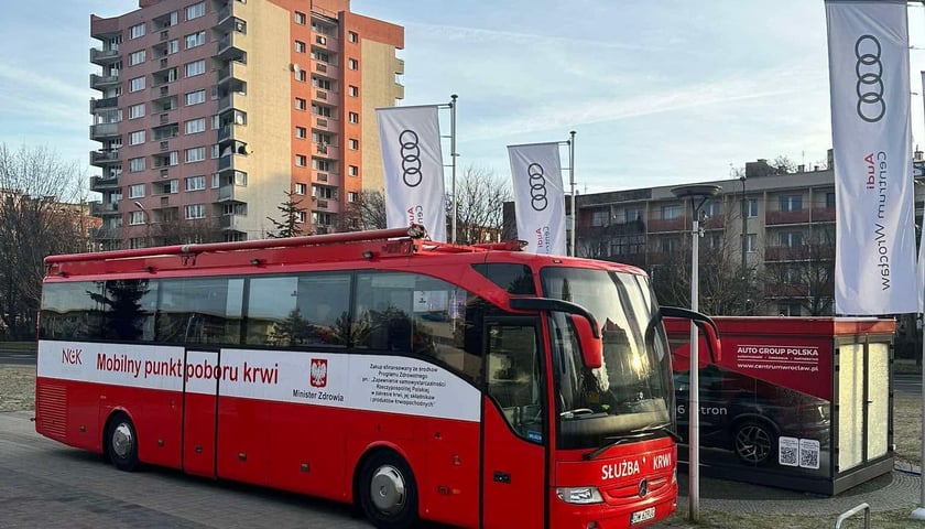 Na zdjęciu Mobilny Punkt Krwiodwstwa, czyli czerwony autobus pod Aquaparkiem przy Borowskiej