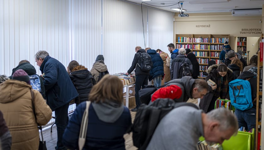 Kiermasz książek w bibliotece przy ul. Szewskiej 78 we Wrocławiu