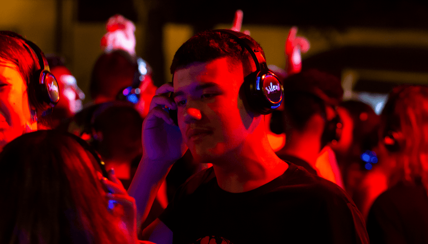 Impreza silent disco, zdjęcie ilustracyjne