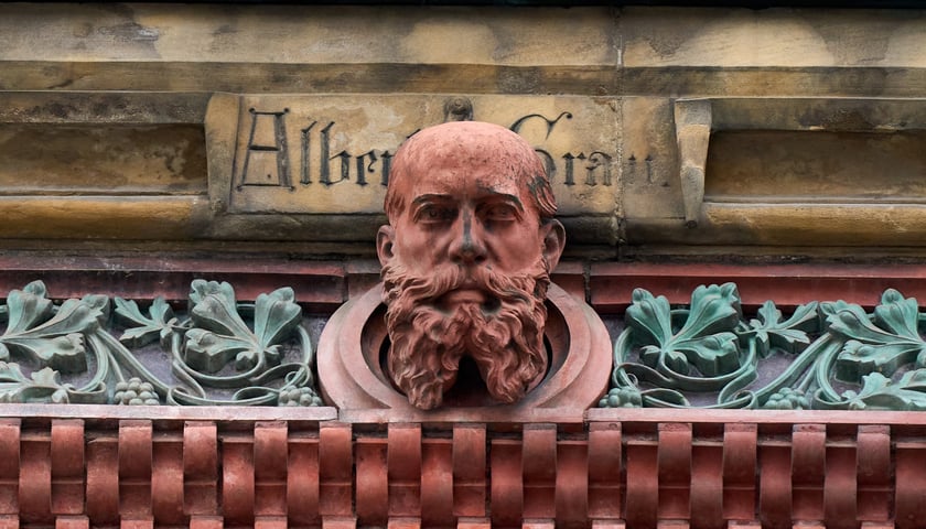 <p>Albert Grau miał w zwyczaju podpisywać się pod swoimi dziełami, r&oacute;wnież umieszczając na budynkach swoje "portrety"</p>