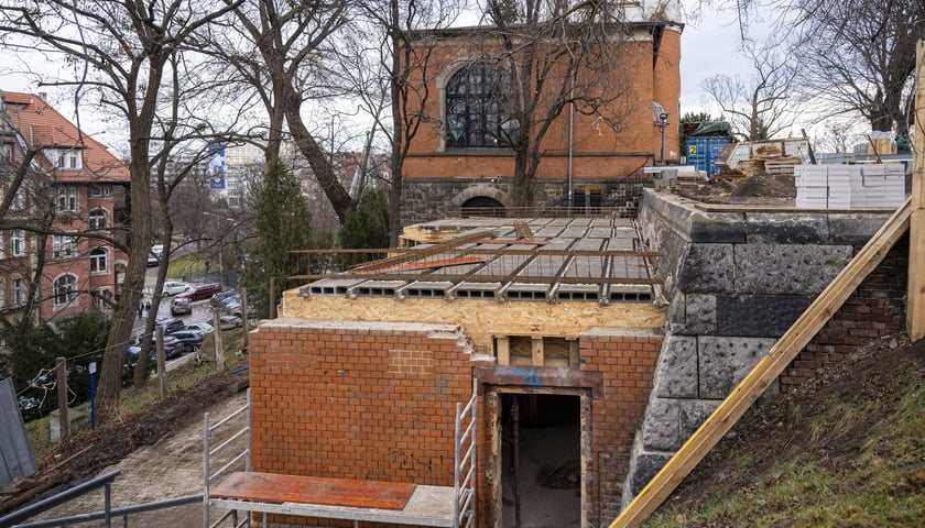 Budynek z łazienkami z nowym stropem, drugi etap remontu Bastionu Sakwowego, 23 stycznia 2025 r.