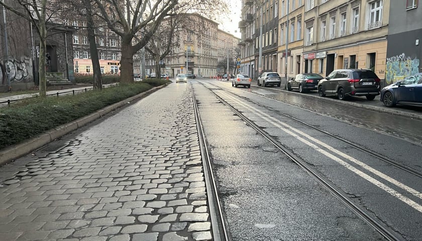 Ulica, kostka brukowa, torowisko, w tle samochody. Wrocławskie Inwestycje otworzyły oferty złożone w przetargu na projekt przebudowy ulicy Słowiańskiej i św. Wincentego na Nadodrzu. 