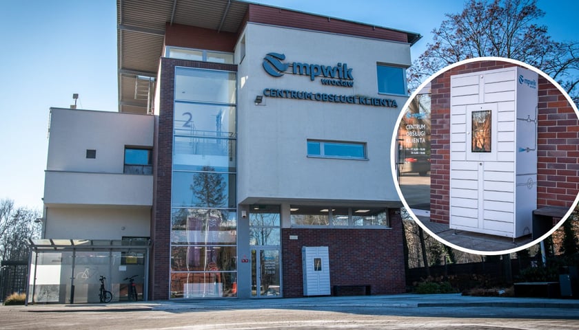 Na dużym zdjęciu Centrum Obsługi Klienta MPWiK przy ul. Na Grobli 19, na małym zdjęciu w kółeczku schowkomat 