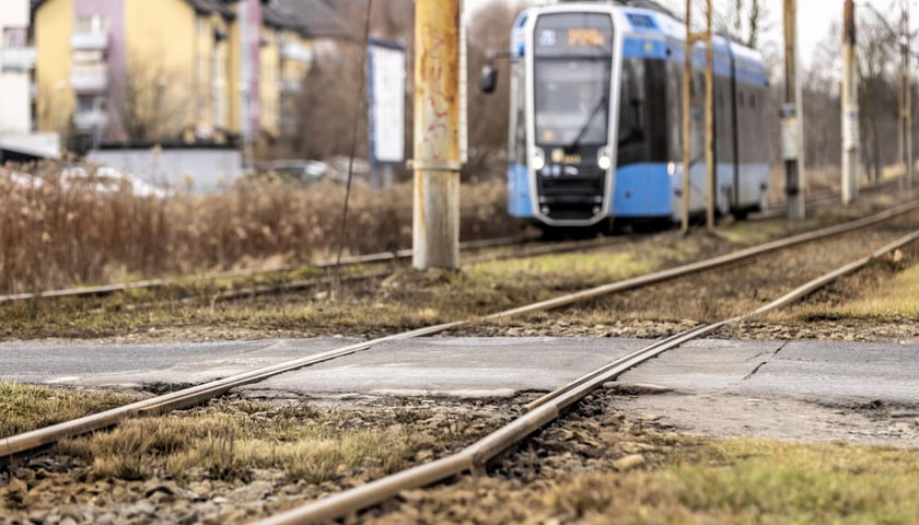 Fragment torowiska na ul. Kosmonautów jest w złym stanie. To ostatni odcinek do pętli na Leśnicy, który nie przeszedł modernizacji 