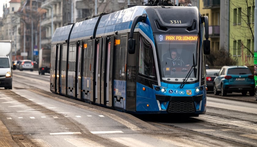 Tramwaj przy przystanku wiedeńskim na Sienkiewicza 