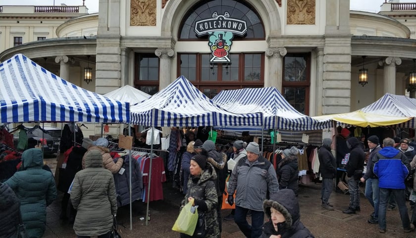 <p>Targowisko przy "Kolejkowie" przy Dworcu Świebodzkim&nbsp;</p>