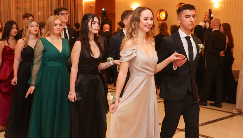 Maturzyści IV LO podczas poloneza