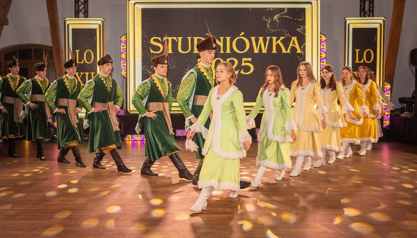 Polonez w szlacheckich strojach podczas studniówki XII LO w Zamku Topacz 
